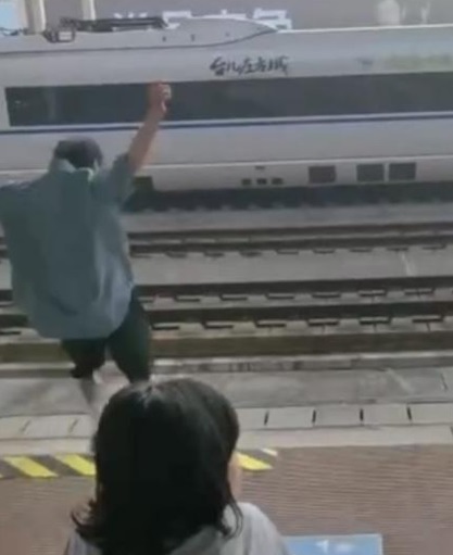 Teenage Kills Himself Fast In Front Of Kids