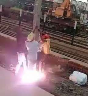 Two Workers Electrocuted While Installing A Pole On A Railway