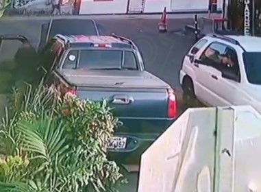 Sicarios Assassinate Man Outside His Home in front of Wife.