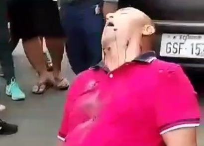 Old man on chair executed by sicario 