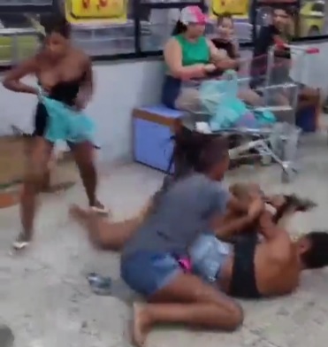 Brazilian girls mass Brawl 
