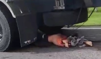 Motorcyclist loses his life hit by a tanker truck