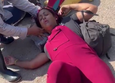 motorcycle taxi driver carrying woman crashed after stray dogs attack 