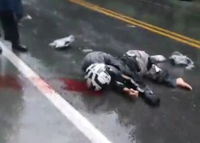 Motorcyclist crashed dead by big truck 