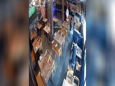 Sicario kills a man while he is having dinner with his girlfriend.