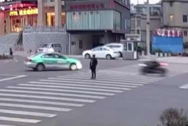 speeding motorcycle horrifically crashed into taxi 