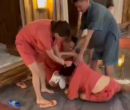 Chinese old women's fighting 