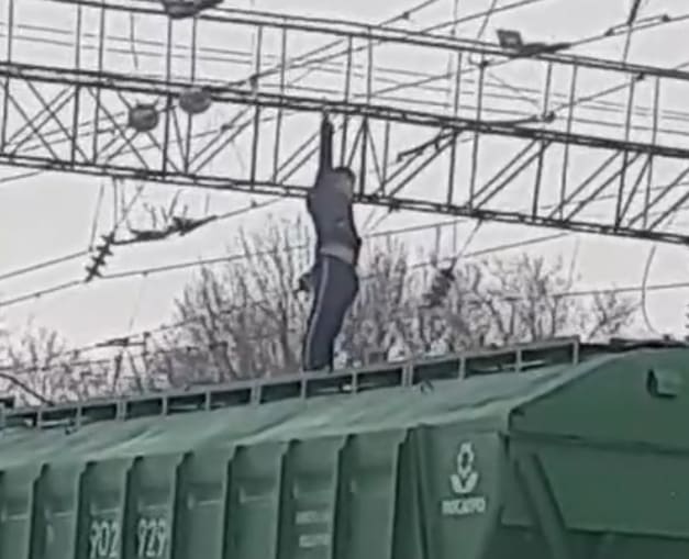 Moron Demonstrates What 27,000 Volts Looks Like