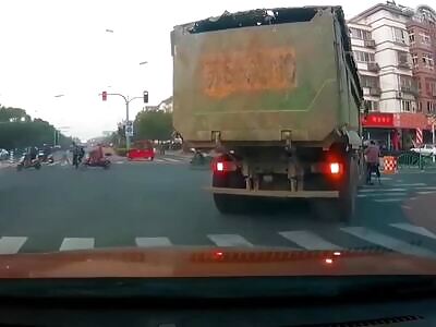 Garbage truck takes the life of a scooter rider in China