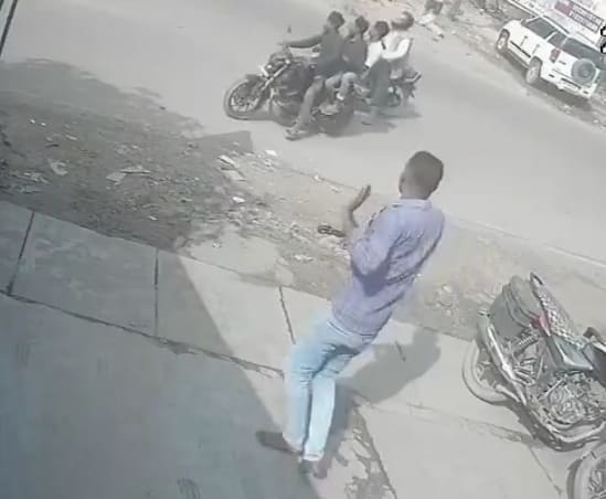 Truck Carrying Gas Cylinders Overturns Killing One