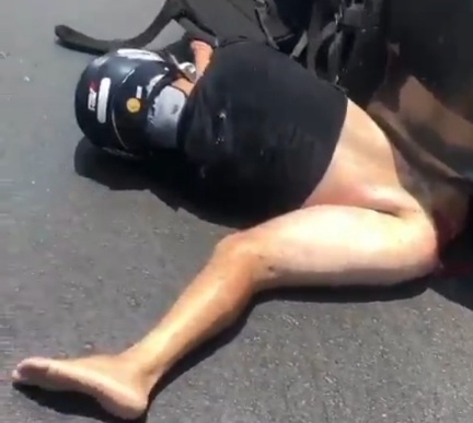 Traffic accident in Brazil leaves dead in strange position.