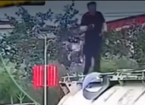 [LAST DAY AT WORK]FUEL TRUCK DRIVER ELECTROCUTED 