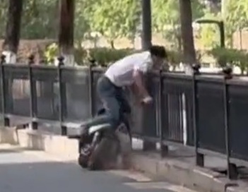 Moped stunting gone VERY VERY wrong 