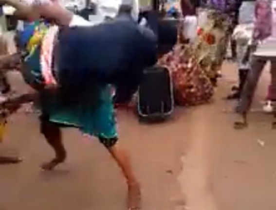 Wife beating the shit out of her husband mistress 