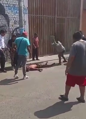 Thief Cruelly Beaten to Death in Front of Police