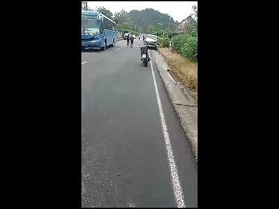 Family on motorcycle gets taken out by a pickup. Ecuador, 22 December 