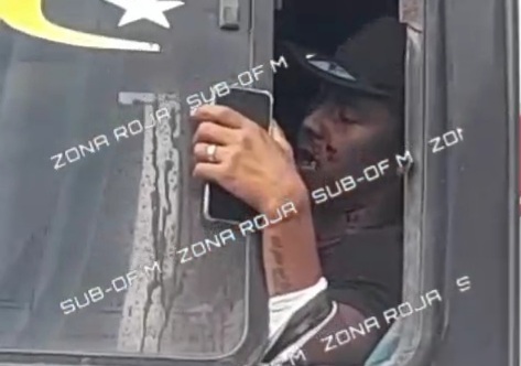 Bus passenger shoot dead by sicario and still holding his phone 