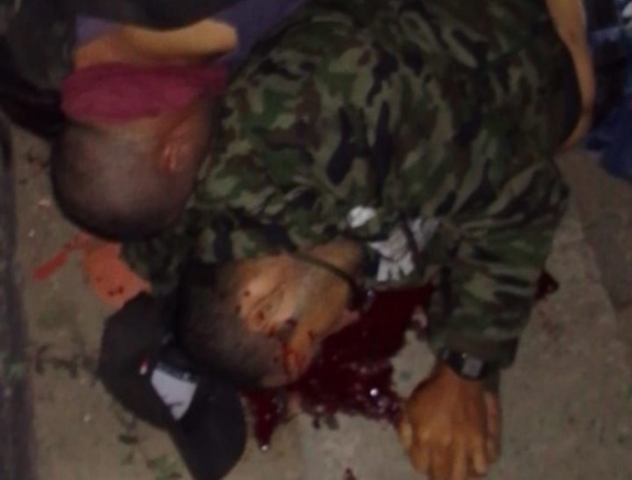 Two criminals on motorcycle shoot dead by rival gang members 