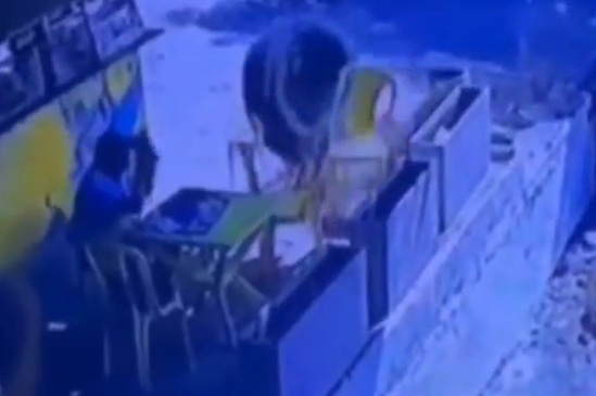 [ACTION AND AFTERMATH]Old Man Killed by Loose Tire 