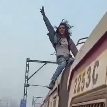 DAMN:Train Surfer Finds Out What Pain Truly is.