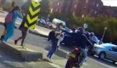 Thief on motorcycle captured and punished for snatching girl necklace 