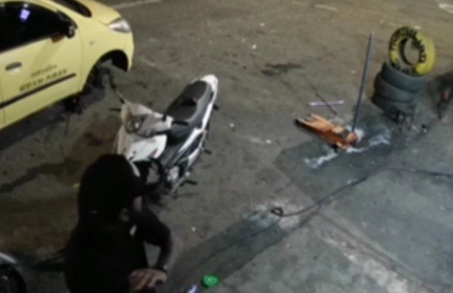 [CLOSE CALL]COLOMBIAN MAN NEARLY CRASHED BY OUT OF CONTROL CAR 