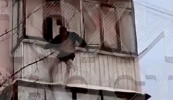 Drug addict jumped from the third floor 