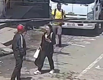 Group of thieves robbed woman and shoot a man in middle of street 