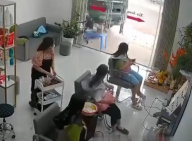 Big Truck Crashed into Chinese Beauty Salon 