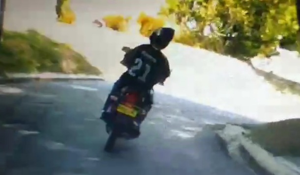 Two criminals on motorcycle chased by police crashed hard