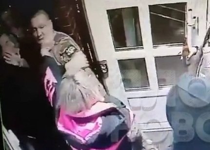 Scumbag Russian military officiel attacked woman for insulting army 