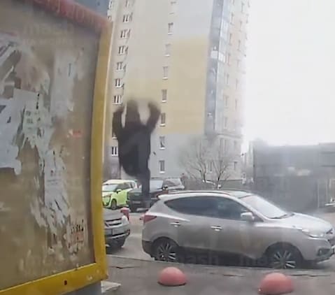 Young Girl Witnesses Man Jump From The 17th Floor