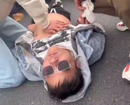 Stupid Chinese female driver crashed into group of motorcyclists 