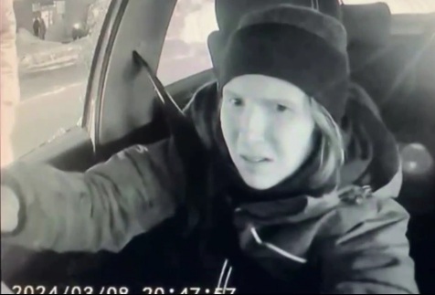 Angry Man Attacks a Taxi Driver’s hearing-Impaired Girl 