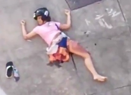 Criminal chased and crushed dead by police patrol car 