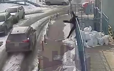 guy jumped out of a window after a quarrel with a girl