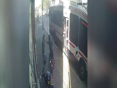 Attempted robbery stopped by bus passengers. 03/28/2024