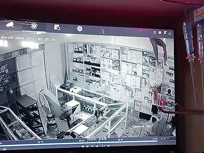 Thief Breaks into Store but ends up Dying in the Fall