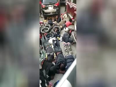 Gang members captured by the police are lynched by the population