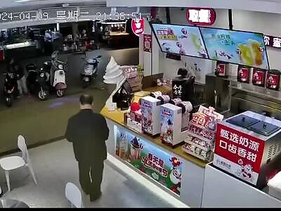 Scooter out of control hit the man on shop Mixue ice cream. 