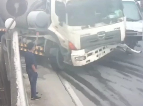 [CLOSE CALL]MIRACULOUSLY SURVIVE A HORRIFIC TRUCK CRASH 