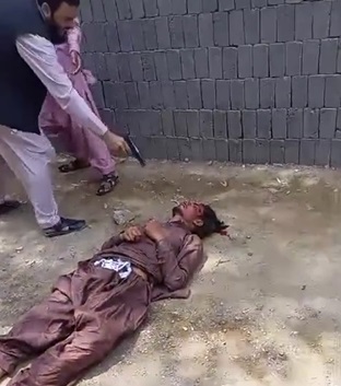 Injured robber gets shot several times point blank by angry crowd.