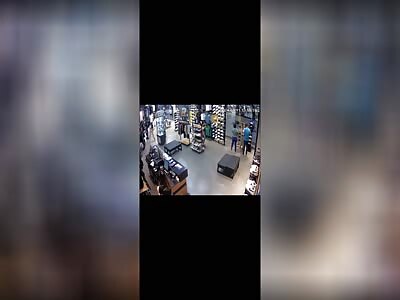 Man executed in a shopping center in Tabasco Mexico 