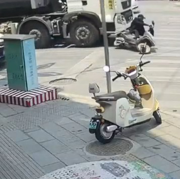 DAMN: Truck Didn't Give Elderly Man A Chance.