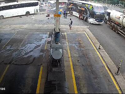 Bus invades gas station and leaves 24 injured