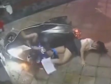 Young mother and her son lost control of her motorcycle 