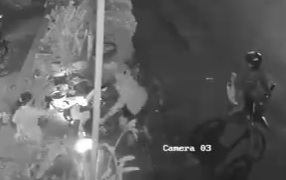 Two thieves fail to rob a woman motorcycle 