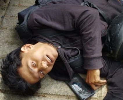 [ACTION+AFTERMATH]armed security killed one criminal and wounded other