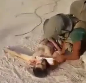 Angry Iraqi Soldier Beheads a Dead Daesh Member.