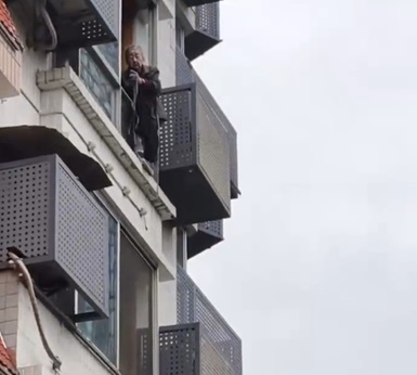 Intoxicated Chinese Grandma Leaves Her Apartment